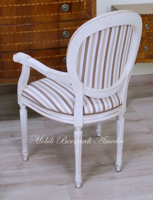 Poltroncina con braccioli in stile classico con seduta e schienale imbottiti finitura molto anticata e consumata tipo shabby